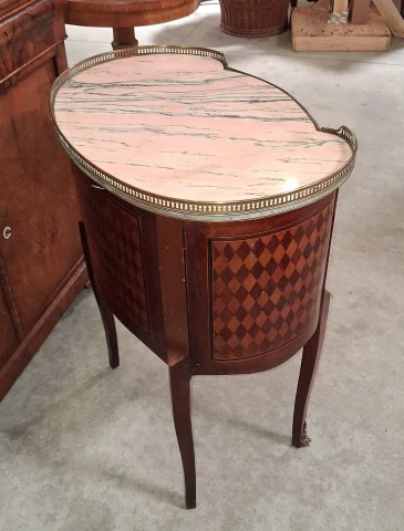 Commode sauteuse de forme rognon en marqueterie, marbre rose et bronzes – Style Louis XV — Très bon état