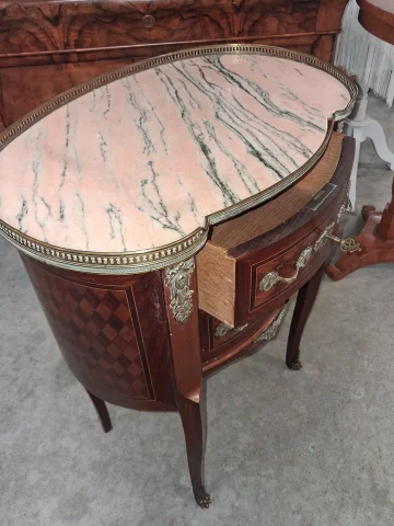 Commode sauteuse de forme rognon en marqueterie, marbre rose et bronzes – Style Louis XV — Très bon état