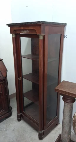 Vitrine im Empire-Stil aus Mahagoni und vergoldetem Bronze, Deckplatte aus schwarzem Marmor – 19. Jahrhundert — Guter Zustand