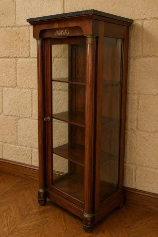Vitrine im Empire-Stil aus Mahagoni und vergoldetem Bronze, Deckplatte aus schwarzem Marmor – 19. Jahrhundert — Guter Zustand