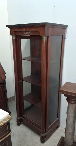 Vitrine im Empire-Stil aus Mahagoni und vergoldetem Bronze, Deckplatte aus schwarzem Marmor – 19. Jahrhundert — Guter Zustand