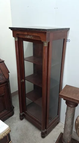 Vitrine im Empire-Stil aus Mahagoni und vergoldetem Bronze, Deckplatte aus schwarzem Marmor – 19. Jahrhundert — Guter Zustand