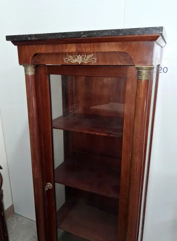 Vitrine im Empire-Stil aus Mahagoni und vergoldetem Bronze, Deckplatte aus schwarzem Marmor – 19. Jahrhundert — Guter Zustand