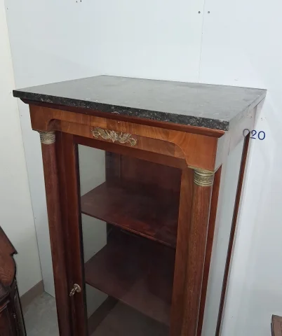 Vitrine im Empire-Stil aus Mahagoni und vergoldetem Bronze, Deckplatte aus schwarzem Marmor – 19. Jahrhundert — Guter Zustand