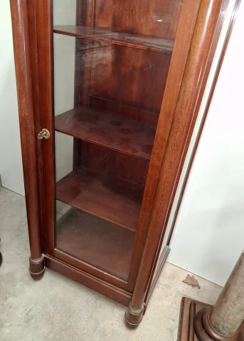 Vitrine im Empire-Stil aus Mahagoni und vergoldetem Bronze, Deckplatte aus schwarzem Marmor – 19. Jahrhundert — Guter Zustand