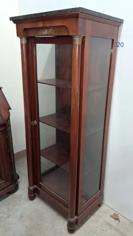 Vitrine im Empire-Stil aus Mahagoni und vergoldetem Bronze, Deckplatte aus schwarzem Marmor – 19. Jahrhundert — Guter Zustand