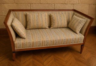 Élégant canapé trois places époque Biedermeier en bois clair