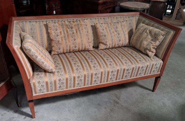 Élégant canapé trois places époque Biedermeier en bois clair — Très bon état