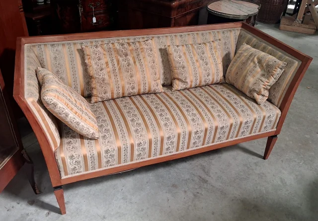 Élégant canapé trois places époque Biedermeier en bois clair — Très bon état