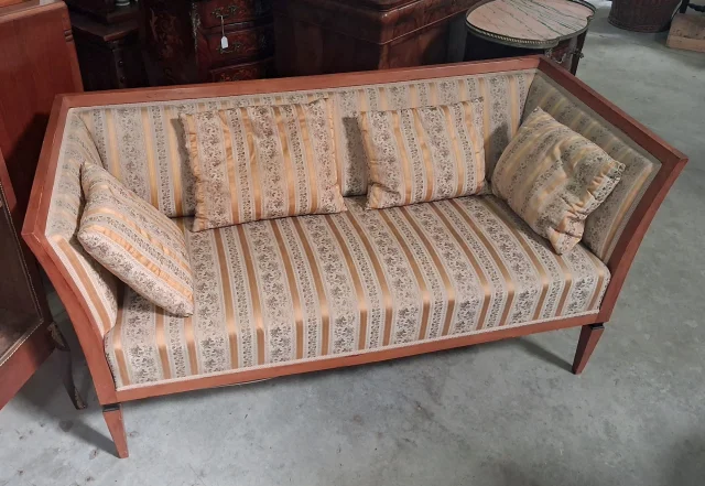 Élégant canapé trois places époque Biedermeier en bois clair — Très bon état