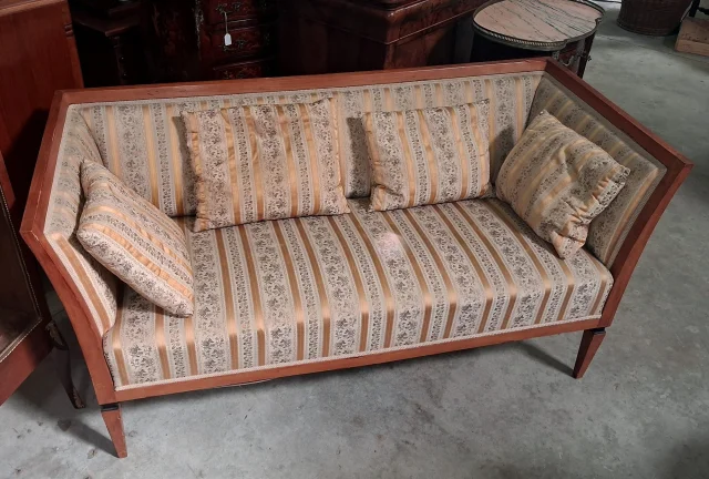 Élégant canapé trois places époque Biedermeier en bois clair — Très bon état