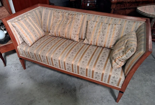 Élégant canapé trois places époque Biedermeier en bois clair — Très bon état