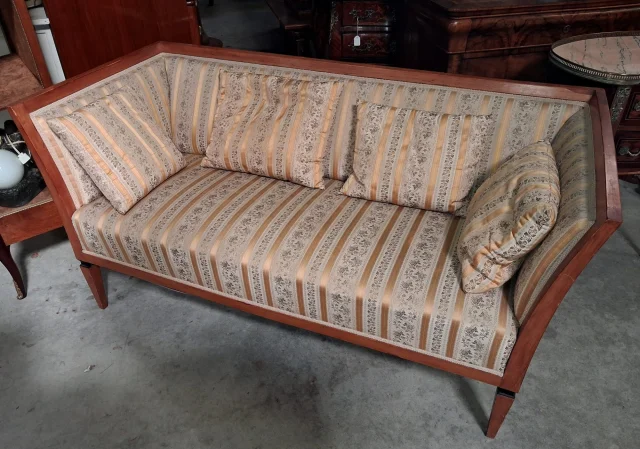 Élégant canapé trois places époque Biedermeier en bois clair — Très bon état