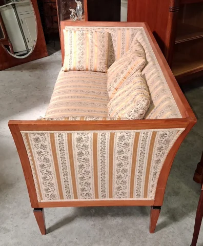 Élégant canapé trois places époque Biedermeier en bois clair — Très bon état