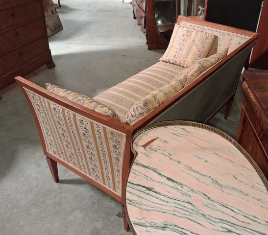 Élégant canapé trois places époque Biedermeier en bois clair — Très bon état