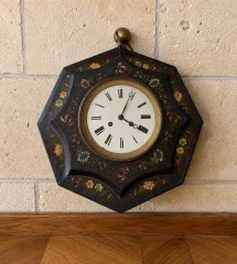Horloge murale octogonale peinte aux fleurs époque Napoléon III