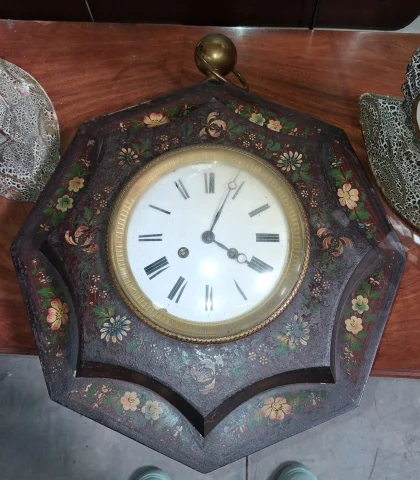 Horloge murale octogonale peinte aux fleurs époque Napoléon III — Bon état