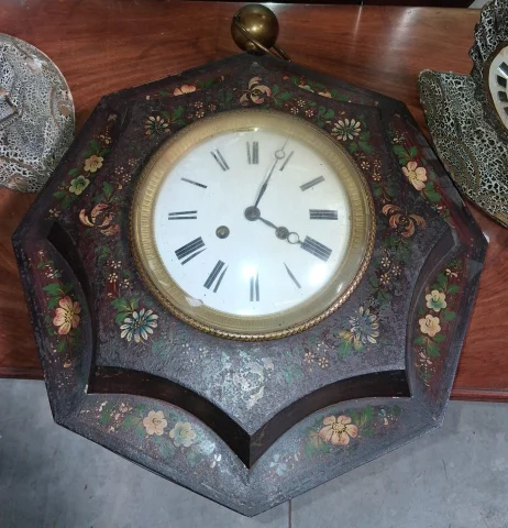 Horloge murale octogonale peinte aux fleurs époque Napoléon III — Bon état