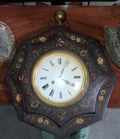 Horloge murale octogonale peinte aux fleurs époque Napoléon III — Bon état