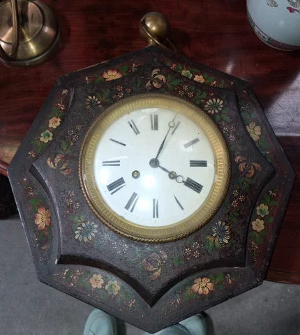 Horloge murale octogonale peinte aux fleurs époque Napoléon III — Bon état