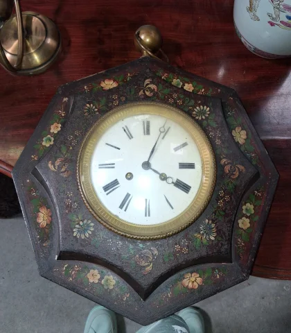 Horloge murale octogonale peinte aux fleurs époque Napoléon III — Bon état