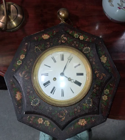Horloge murale octogonale peinte aux fleurs époque Napoléon III — Bon état