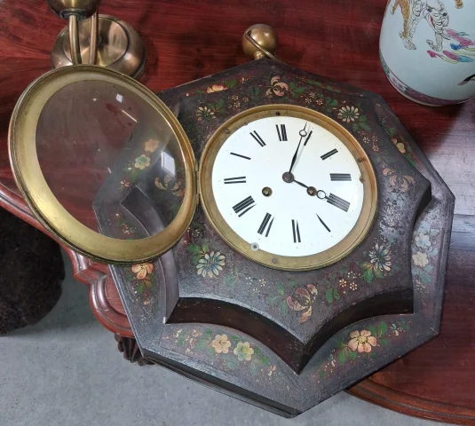 Horloge murale octogonale peinte aux fleurs époque Napoléon III — Bon état