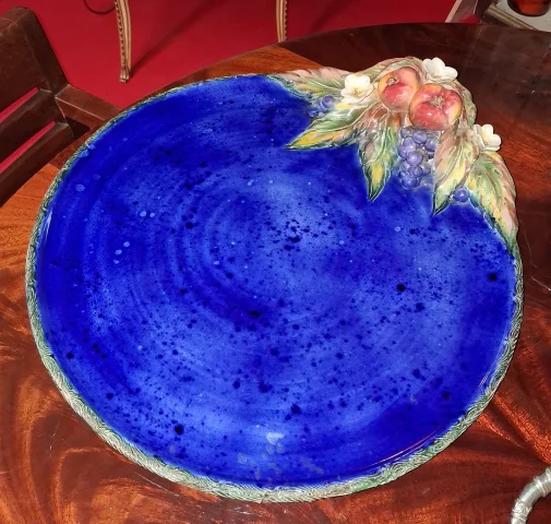 Grand plat décoratif en céramique émaillée signé Laurence Saint-Amour — Très bon état