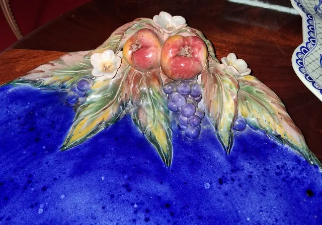 Grand plat décoratif en céramique émaillée signé Laurence Saint-Amour — Très bon état