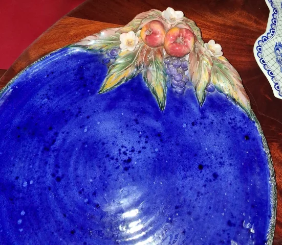 Grand plat décoratif en céramique émaillée signé Laurence Saint-Amour — Très bon état
