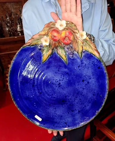Grand plat décoratif en céramique émaillée signé Laurence Saint-Amour — Très bon état