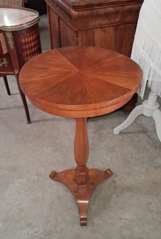 Guéridon d'époque Biedermeier en bois clair – XIXe siècle — Bon état