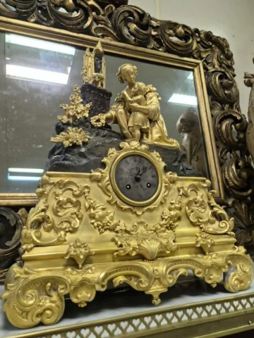 Bedeutende, reich verzierte Kaminuhr des frühen 19. Jahrhunderts in vergoldetem und patiniertem Bronze — Guter Zustand