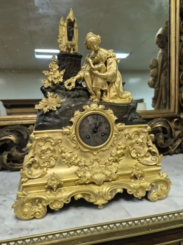 Bedeutende, reich verzierte Kaminuhr des frühen 19. Jahrhunderts in vergoldetem und patiniertem Bronze — Guter Zustand