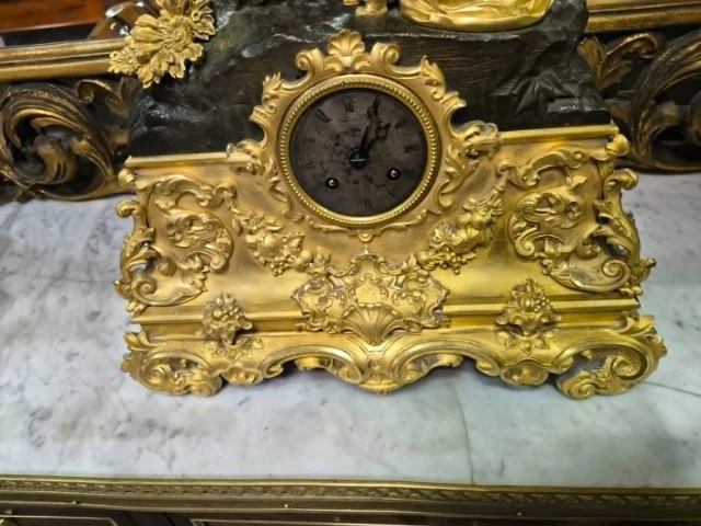 Bedeutende, reich verzierte Kaminuhr des frühen 19. Jahrhunderts in vergoldetem und patiniertem Bronze — Guter Zustand