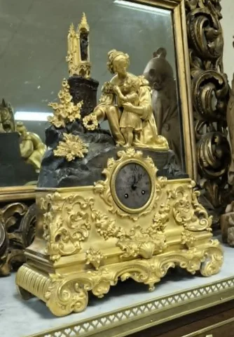 Bedeutende, reich verzierte Kaminuhr des frühen 19. Jahrhunderts in vergoldetem und patiniertem Bronze — Guter Zustand