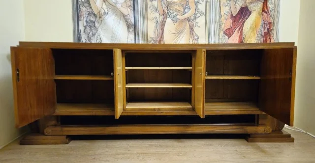 Bedeutendes Art-déco-Enfilade aus Nussbaum und Leder auf elegantem architektonischem Sockel — Sehr guter Zustand