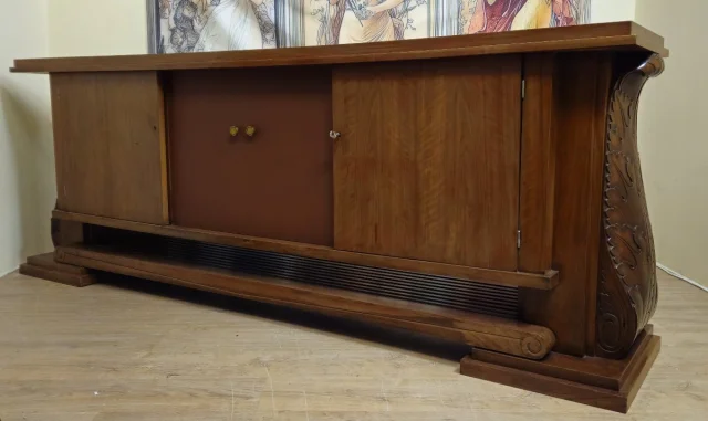 Bedeutendes Art-déco-Enfilade aus Nussbaum und Leder auf elegantem architektonischem Sockel — Sehr guter Zustand