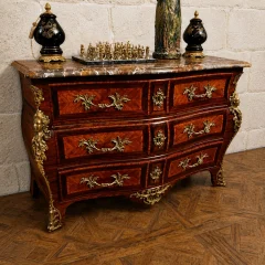 Importante commode tombeau d’époque Louis XV en marquéterie vers 1750