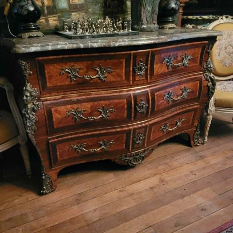 Bedeutende Louis-XV-Tombeau-Kommode in Marketerie, circa 1750 — Guter Zustand