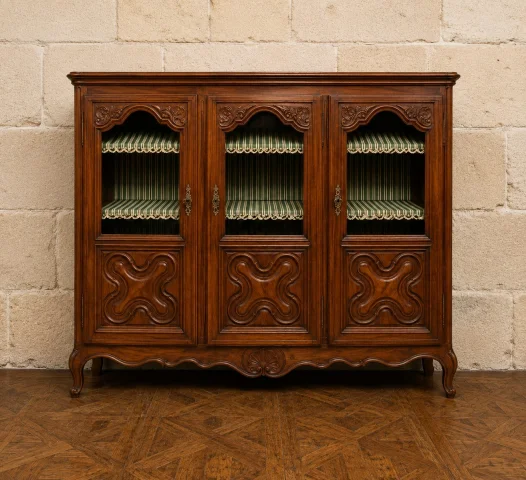 Große Büchervitrine aus geschnitztem Nussbaum im Louis-XV-Stil — Sehr guter Zustand