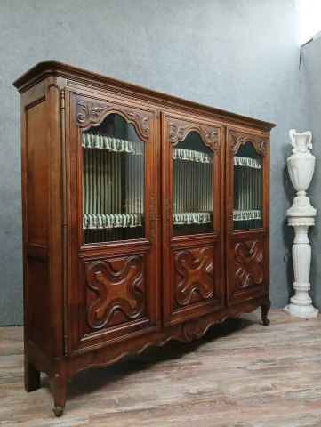 Große Büchervitrine aus geschnitztem Nussbaum im Louis-XV-Stil — Sehr guter Zustand