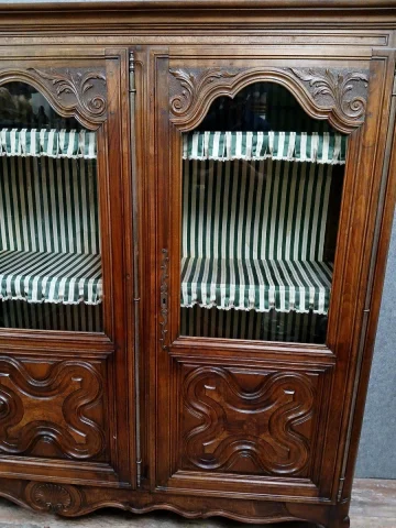 Große Büchervitrine aus geschnitztem Nussbaum im Louis-XV-Stil — Sehr guter Zustand