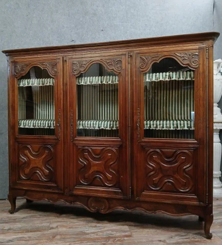 Große Büchervitrine aus geschnitztem Nussbaum im Louis-XV-Stil — Sehr guter Zustand