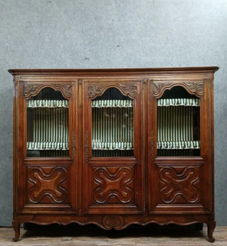 Große Büchervitrine aus geschnitztem Nussbaum im Louis-XV-Stil — Sehr guter Zustand