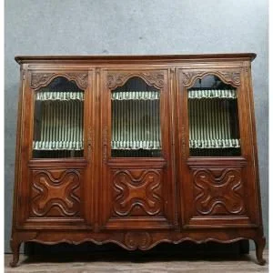 Große Büchervitrine aus geschnitztem Nussbaum im Louis-XV-Stil — Sehr guter Zustand