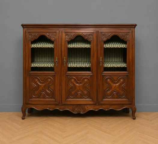 Große Büchervitrine aus geschnitztem Nussbaum im Louis-XV-Stil — Sehr guter Zustand
