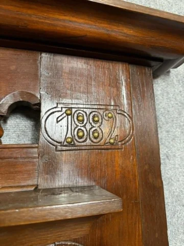 Bedeutender neugotischer Eingangsgarderobenschrank aus geschnitzter Eiche mit integrierter Truhe — Sehr guter Zustand
