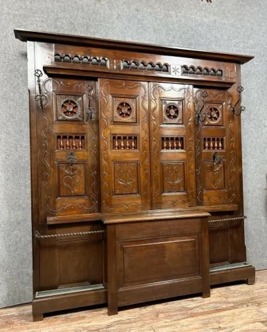 Bedeutender neugotischer Eingangsgarderobenschrank aus geschnitzter Eiche mit integrierter Truhe — Sehr guter Zustand