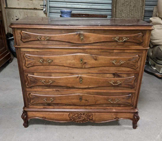 Commode provençale en noyer – Dessus marbre rouge - époque fin XIXeme — Bon état